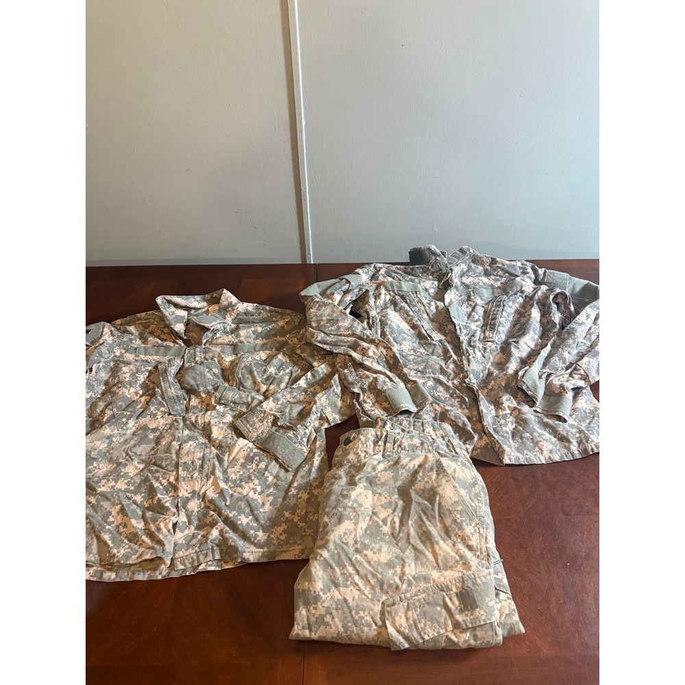 US Army FRACU Combat Uniform Set 2 Shirts 1 Pants Medium Regular UCP Camo